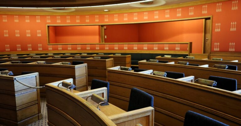 Illustration de Budget 2026 : 44 milliards d'euros d'efforts et la colère des oppositions french-parliament-debate-2