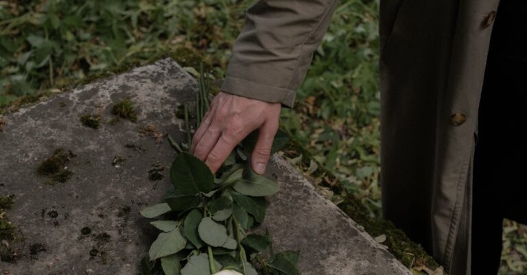 Illustration de Hommage poignant de Bruno Retailleau à Olivier Marleix funeral-politicians-tribute