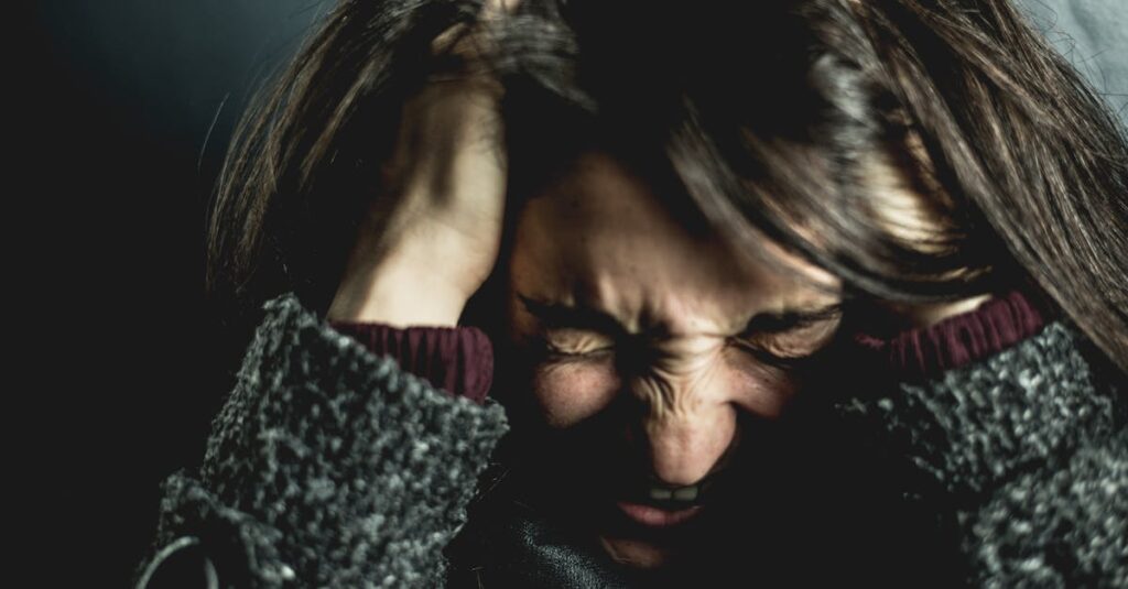 Illustration de Maux de tête : l'errance diagnostique, une souffrance ignorée headache-pain-woman
