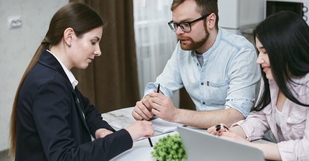 Illustration de Assurance habitation : optimisez votre contrat maintenant home-insurance-contract-1