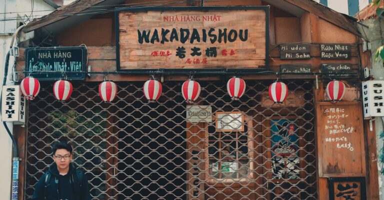 Illustration de Droits de douane : vers une hausse des faillites en France ? hotel-restaurant-facade-closed