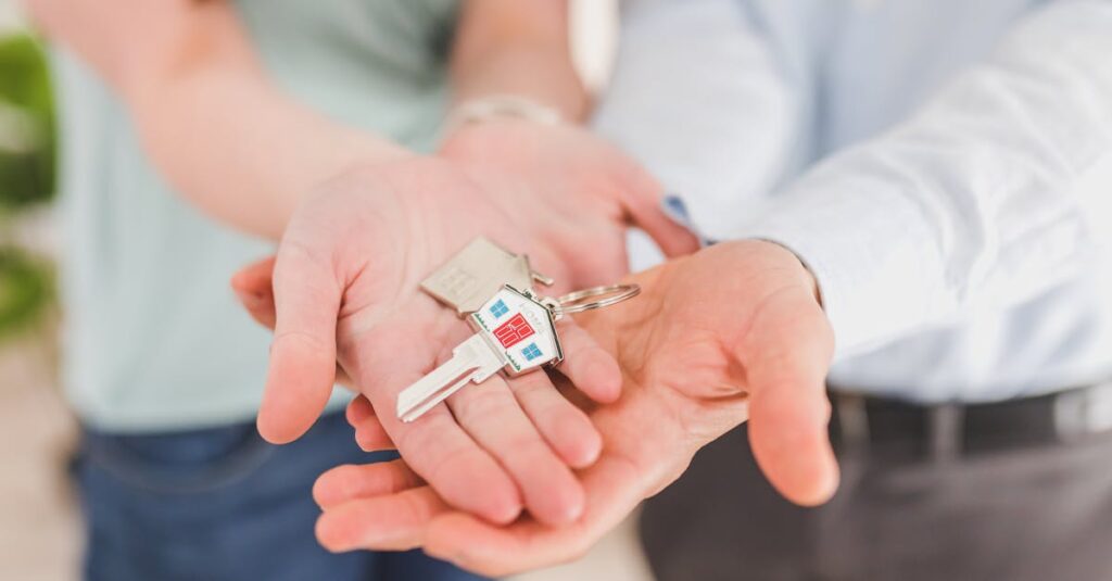 Illustration de Prêt relais immobilier : fin des idées reçues ? house-sale-keys
