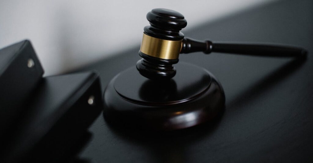 Illustration de Houria Aouimeur déboutée en appel pour son statut de lanceuse d'alerte justice-court-gavel