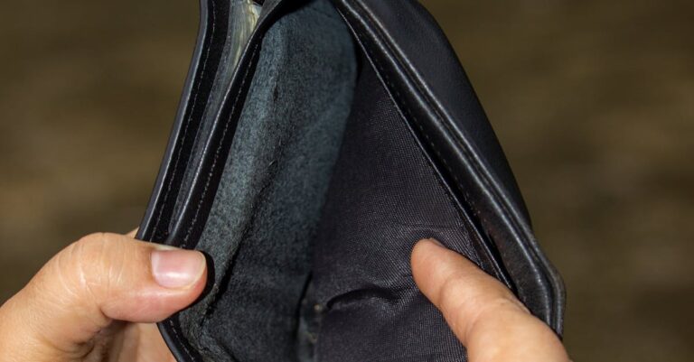 Illustration de Prêts garantis par l'État : le défi du remboursement pour les entreprises loan-repayment-difficulty