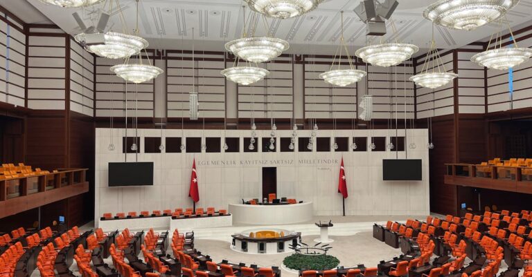 Illustration de Tensions Macron-Retailleau : LR resserre les rangs macron-retailleau-politics