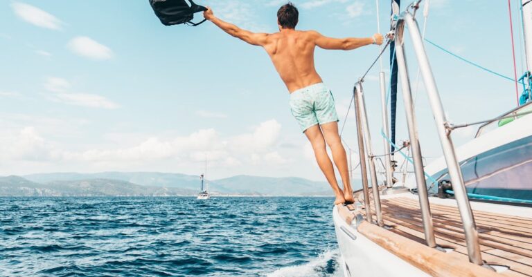 Illustration de Libération conditionnelle de Serge Atlaoui après 20 ans de détention man-leaving-prison