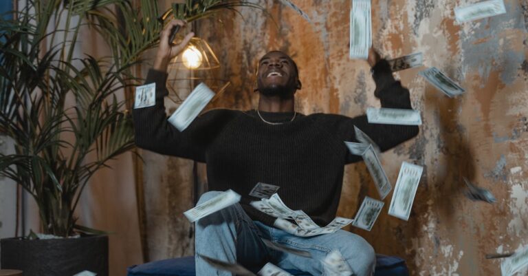 Illustration de Lucas, retraité à 52 ans : une stratégie financière payante man-relaxing-financial-freedom