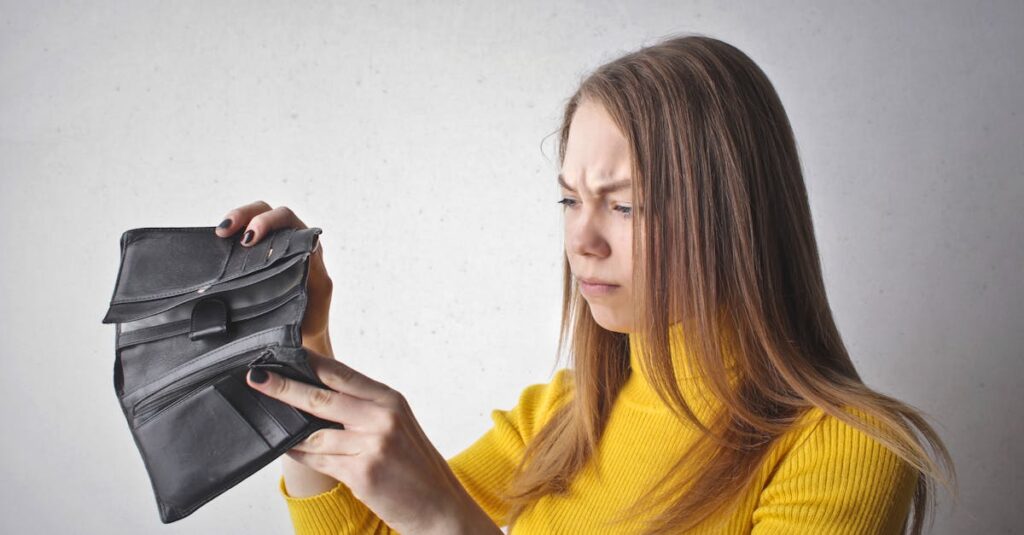 Illustration de Augmentations de salaires : la frustration des managers face à des budgets réduits manager-frustrated-budget-1