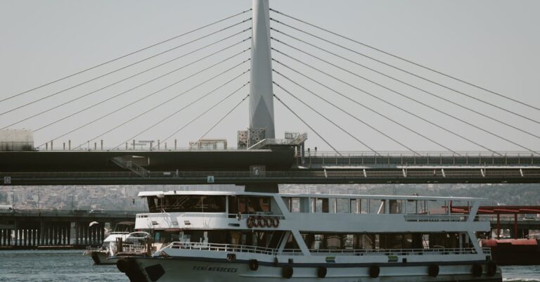 Illustration de Drame en Manche : un migrant décède lors d'une traversée échouée migrant-boat-crossing
