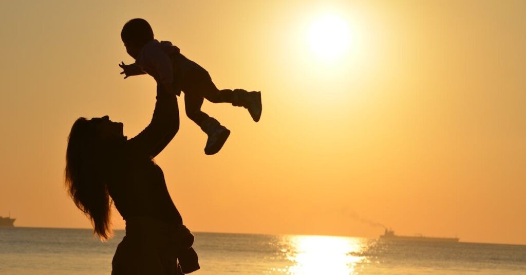 Illustration de Répit pour mères solos : Montpellier agit pour les familles mother-children-beach