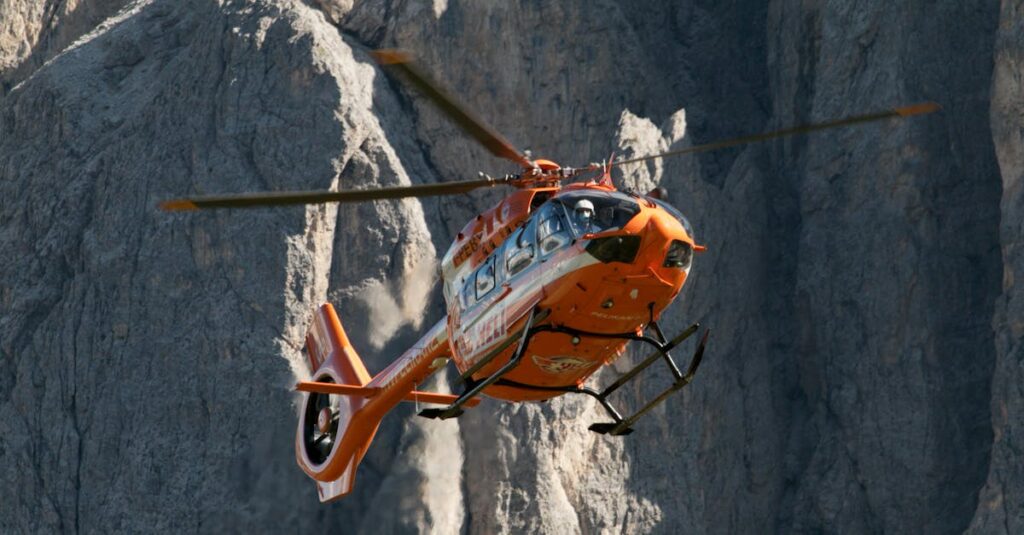 Illustration de Sauvetage spectaculaire d'une randonneuse blessée en Californie mountain-rescue-helicopter