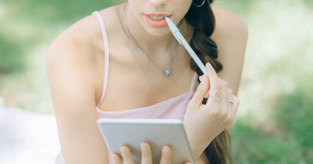 Illustration de Gestion Abonnements Le Monde : Lecture Multi-Appareils newspaper-reading-tablet