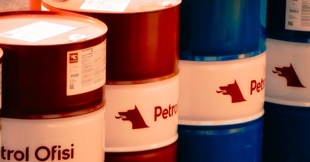 Illustration de Prix du pétrole : Hausse grâce à l'UE et Trump oil-barrels-stock-market