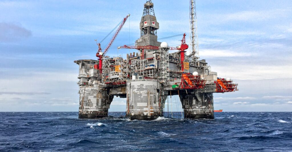 Illustration de Pétrole : les cours grimpent, portés par des accords commerciaux oil-rig-finance