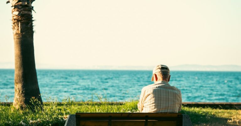 Illustration de Retraites : fin de l'abattement de 10%, forfait 2000€ dès 2026 pensioner-tax-reform