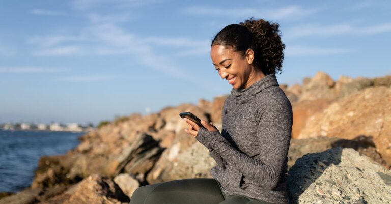 Illustration de Déconnexion en vacances : un défi pour les jeunes actifs person-looking-at-phone-beach