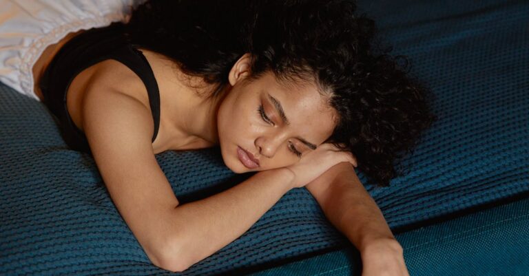 Illustration de La sieste parfaite : conseils pour recharger vos batteries person-napping