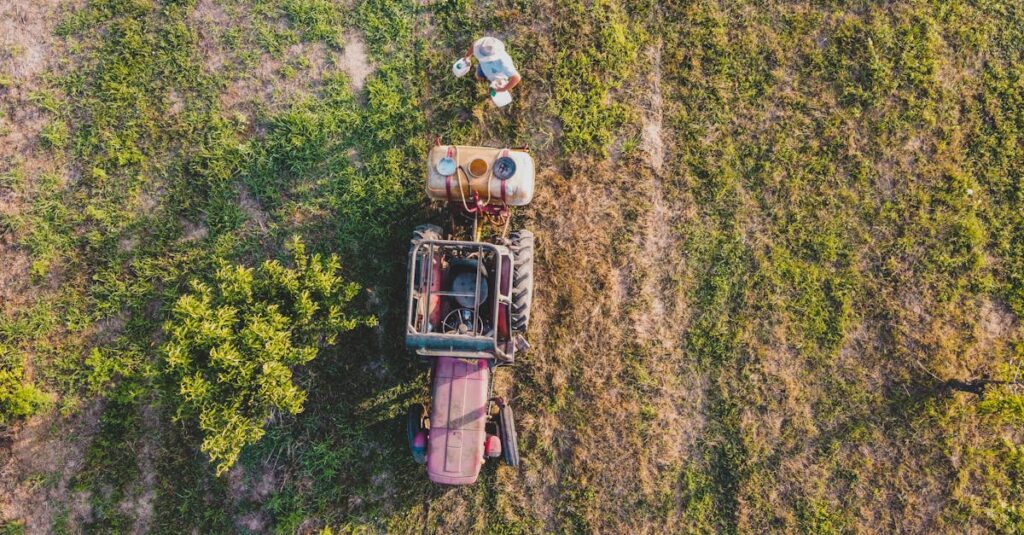Illustration de Néonicotinoïdes : Bellamy et Clément s'opposent sur l'acétamipride pesticide-spray-field