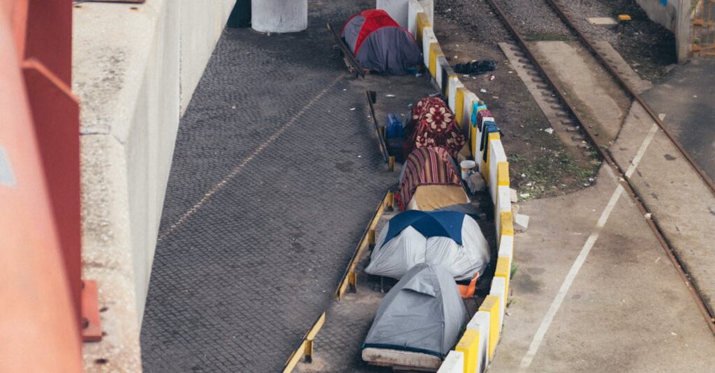 Illustration de Pauvreté et inégalités record en France en 2023 selon l'Insee poverty-France