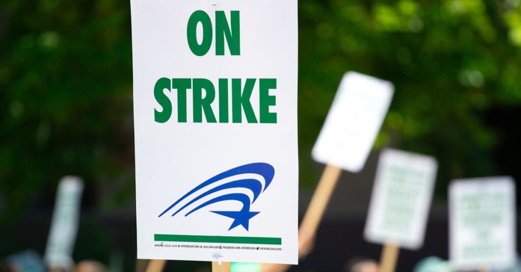 Illustration de Grève des travailleurs sans-papiers chez Suez à la Défense protest-workers-Suez
