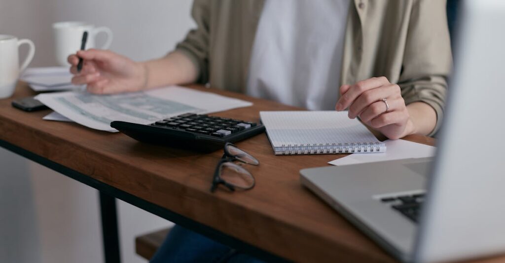 Illustration de Vague de suicides à la DGFiP : un cri d'alarme pour la fonction publique public-finance-administration-suicide
