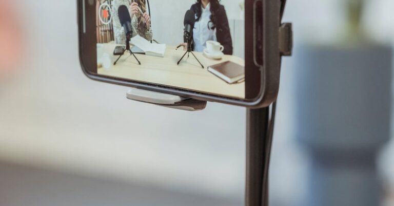 Illustration de Face à la solitude, l'amitié se loue en ligne renting-friend-online