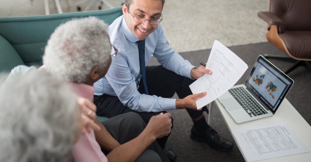 Illustration de Retraites: des erreurs et retards persistent malgré la réforme retirement-paperwork-1
