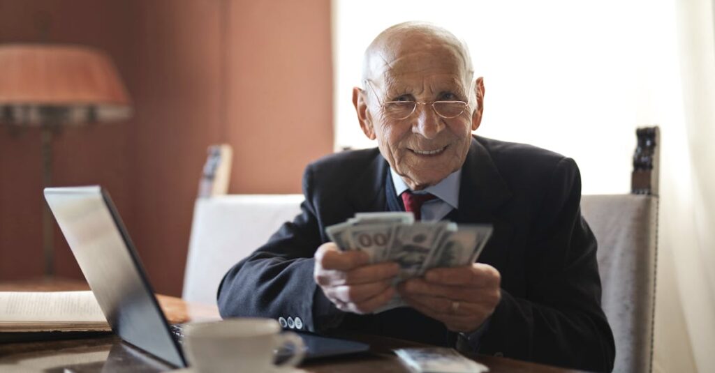 Illustration de Retraite : optimisez votre pension après la réforme de 2023 retirement-planning-desk