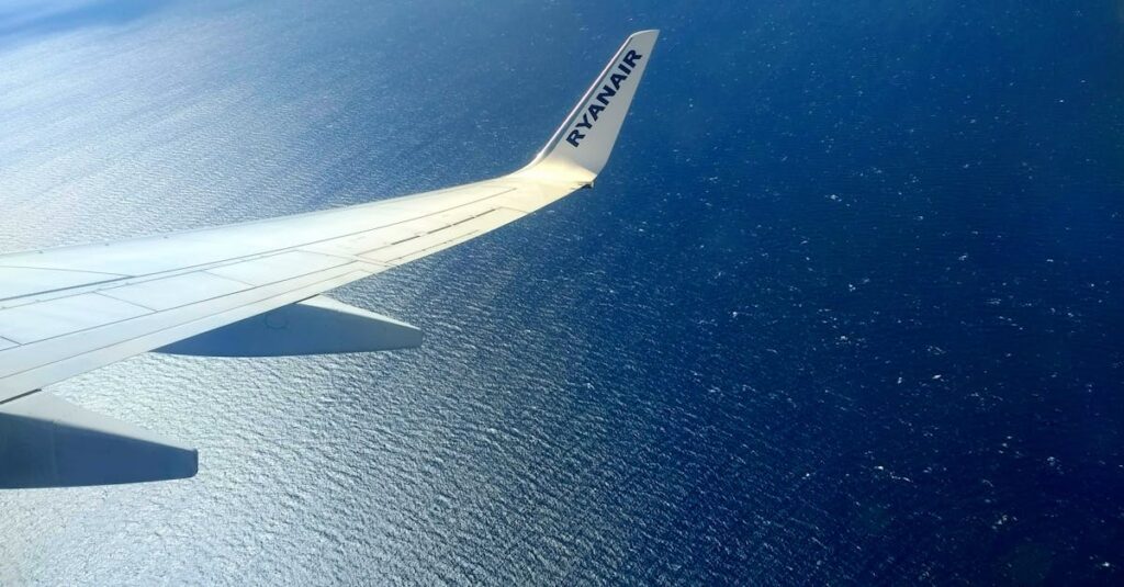 Illustration de Ryanair réduit ses vols en France, proteste contre la taxe aérienne ryanair-plane-protest