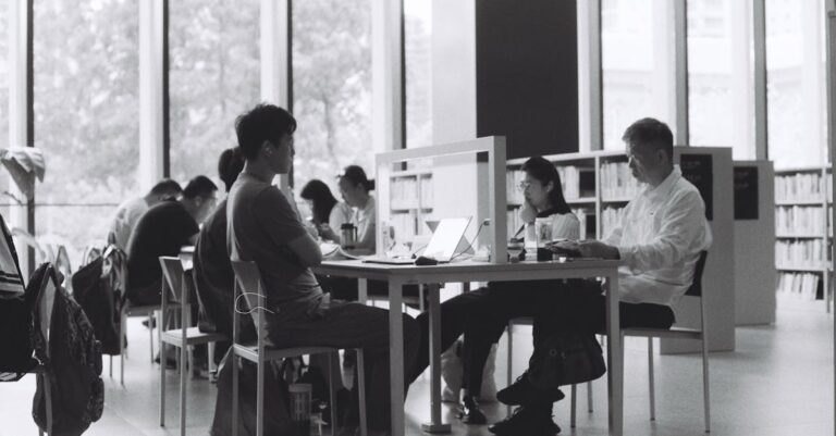 Illustration de Sédentarité : les Français bougent peu malgré les JO 2024 sedentary-person-laptop