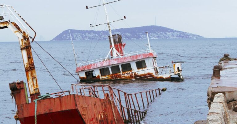 Illustration de Attaque en Mer Rouge : navire coulé, 3 morts, recherches en cours ship-sinking-yemen-attack