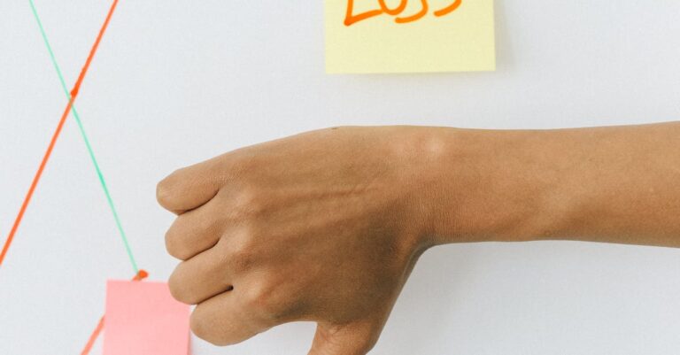 Illustration de Absentéisme : le patronat s'alarme des coûts croissants sick-leave-business-impact