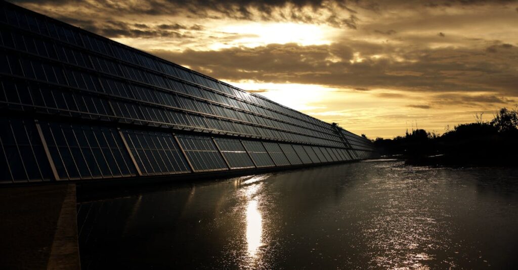 Illustration de La Chine, championne du solaire et de l'éolien mondial solar-panels-China-landscape