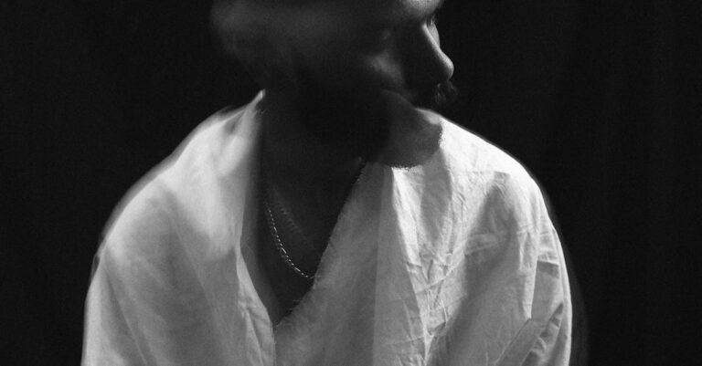 Illustration de Génération Nicolas : Révolte Fiscale ou Fuite de la Solidarité ? stressed-young-man