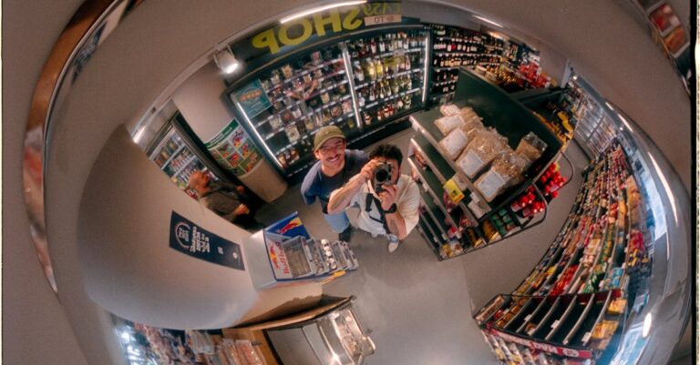 Illustration de La Cnil retoque les caméras de vérification d'âge en tabac-presse surveillance-camera-store