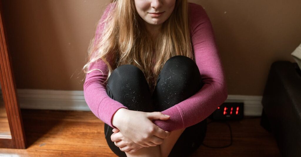 Illustration de Abus sexuels et prostitution : des jeunes filles de l'ASE en danger teenage-girl-distressed