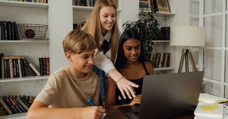 Illustration de Niveau 3e : Moins de la moitié maîtrisent français et maths teenage-students-studying