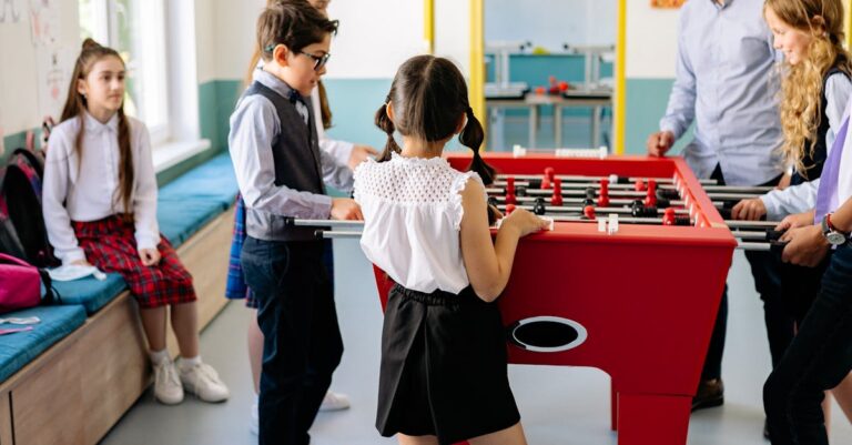 Illustration de Unité GAJA: Nouvelle approche psychiatrique à Ville-Évrard teenagers-playing-foosball
