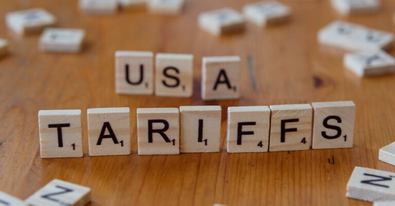 Illustration de Guerre commerciale : tensions USA-Europe et impact sur les marchés trade-war-tariffs-Europe