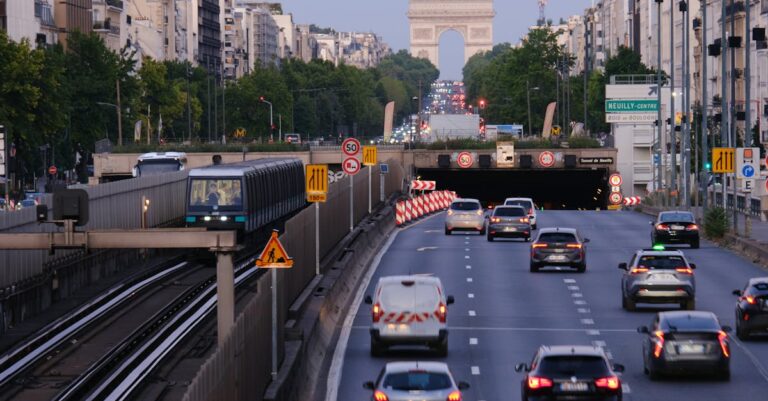Illustration de Pic de bouchons : un samedi noir sur les routes de France traffic-jam-highway-France