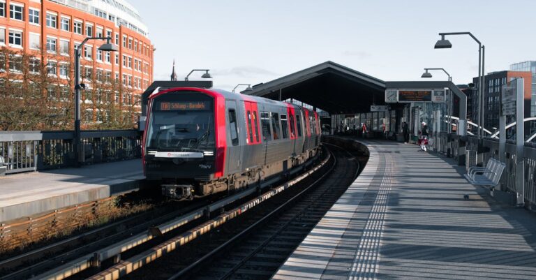 Illustration de Retards TGV Sud-Est: la foudre paralyse le trafic train-station-lightning