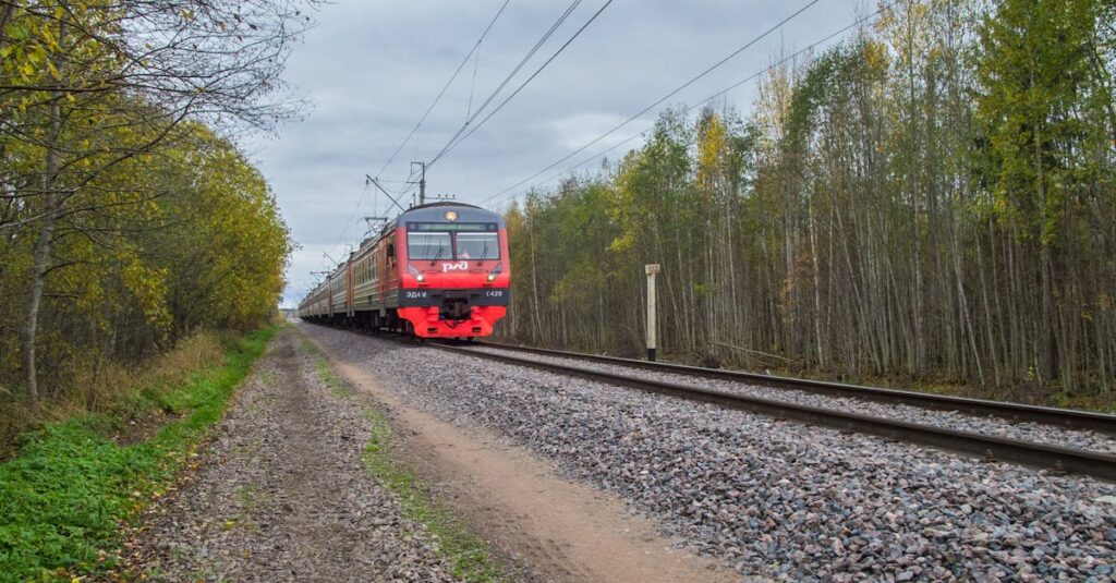 Illustration de Financement des transports : péages et SNCF à contribution train-tracks-highway