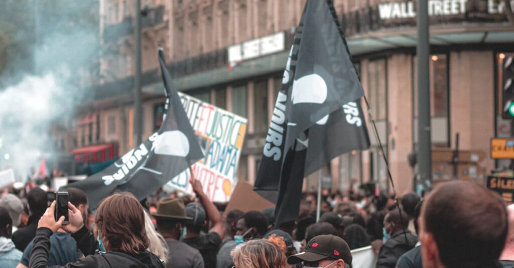 Illustration de Tensions sociales : les syndicats s'opposent au plan Bayrou union-protest-france