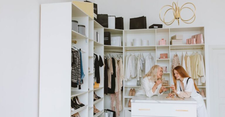 Illustration de Retraite des femmes : réduisez l'écart avec ces aides méconnues woman-checking-pension-statement