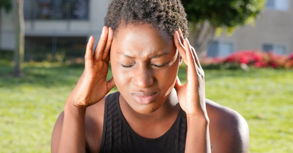 Illustration de Migraines : l'impact dévastateur sur le quotidien et l'entourage woman-suffering-migraine-pain