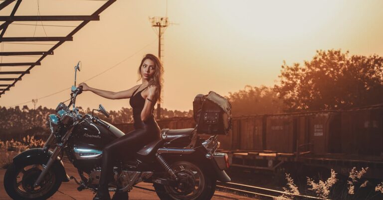 Illustration de Oubli insolite : elle attend son mari 4h sur une aire d'autoroute woman-waiting-highway-rest-area