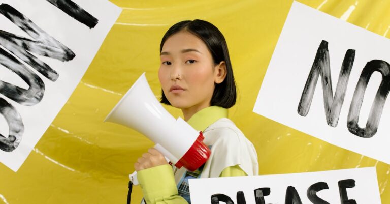 Illustration de Cintre, Gilet Jaune, Pavé : Symboles de Résistance et de Liberté yellow-vest-protest