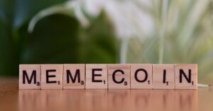 Illustration de $Trump : Le "meme coin" au cœur des conflits d'intérêts Donald-Trump-meme-coin