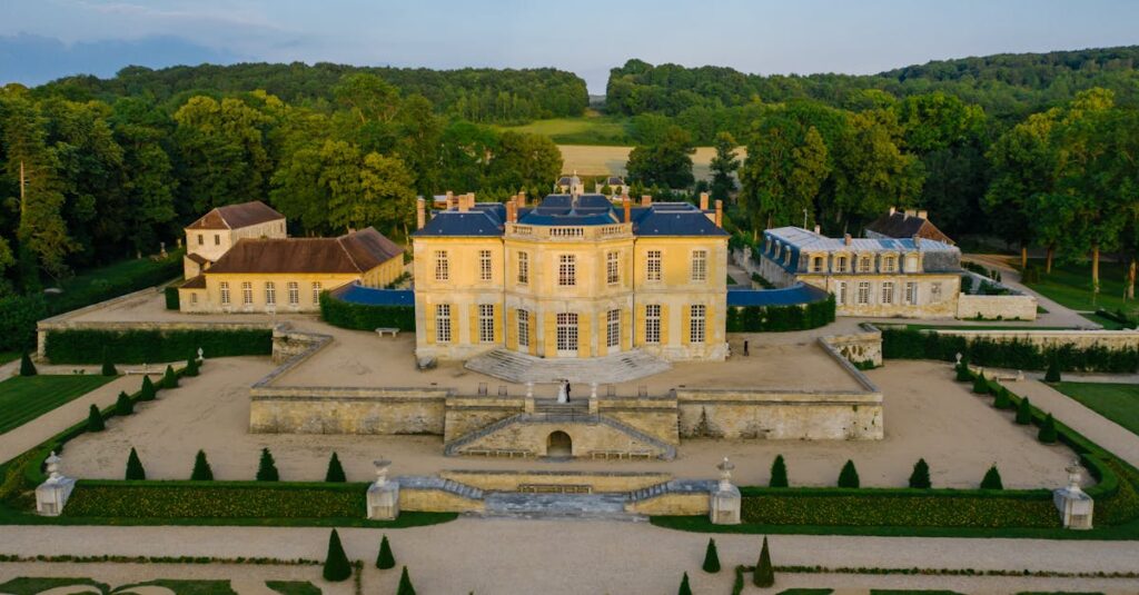 Illustration de Acheter un château en France : rêve accessible et défis à relever French-chateau-estate