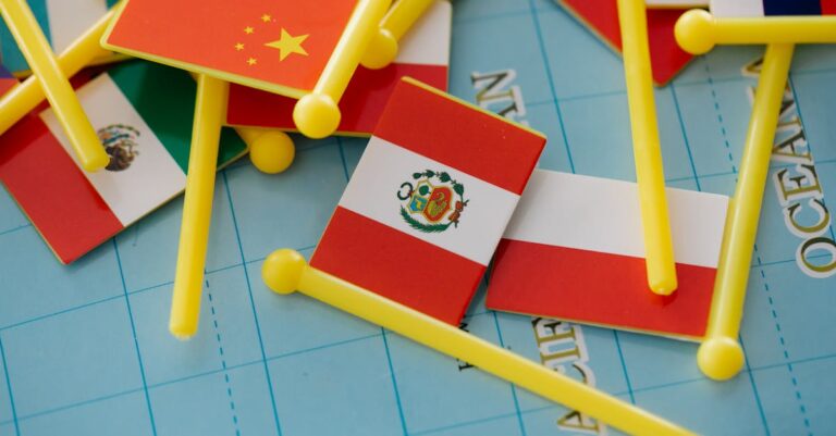 Illustration de USA : Droits de douane renforcés contre l'Inde India-US-flags-sanctions